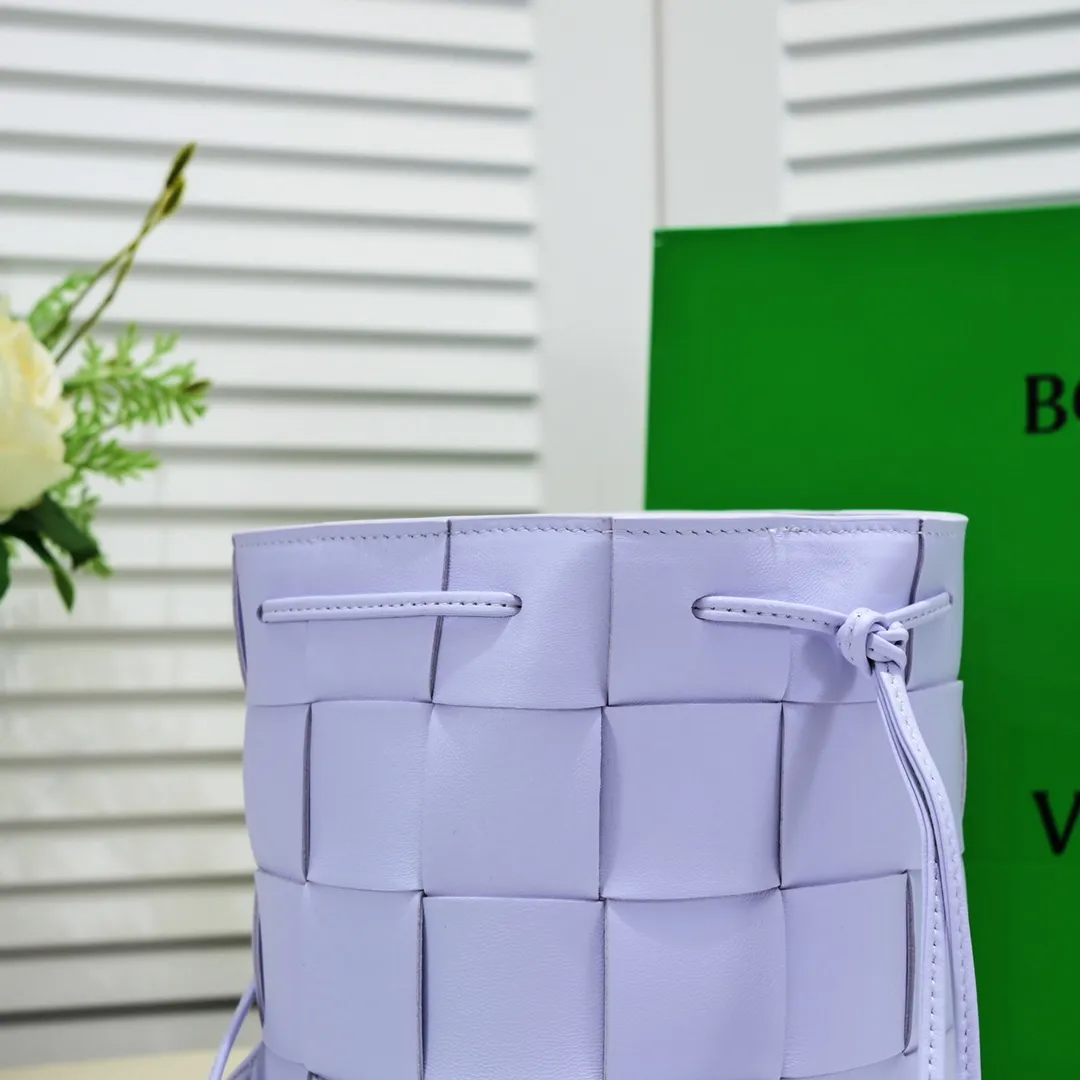 Large happy purple🔻Bottega veneta* new woven small bucket bag latest series# The square bag shape is matched with classic woven elements, drawstring design, minimalism, and has a very large capacity. Every color is beautiful, it is simple and elegant but has a cool style. It can be used by both men and women, and the upper body is fashionable and classy! Style number: 6612# Large size; 19cm